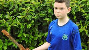عثر الطفل فيونتان هيوز من إيرلندا الشمالية على سيف يعتقد أن تاريخه يعود إلى 300 عام- BBC
