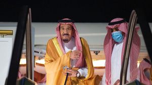 وبث التلفزيون السعودي لقطات تظهر الملك سلمان خلال مغادرته الرياض ووصوله إلى نيوم- واس