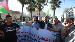 أحرق المحتجون الفلسطينيون صورا لولي عهد أبوظبي محمد بن زايد- الأناضول