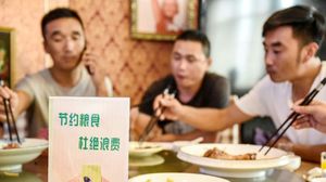 يحاول الشعب الصيني السيطرة على إهدار الطعام- أ ف ب