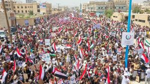 جاب آلاف المتظاهرين شوارع عدة في مدينة عتق عاصمة محافظة شبوة دعما للشرعية ورفضا للمجلس الانتقالي- تويتر