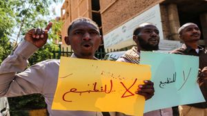 احتج العديد من السودانيين على اللقاء الذي جمع رئيس مجلس السيادة برئيس وزراء الاحتلال الإسرائيلي- الأناضول