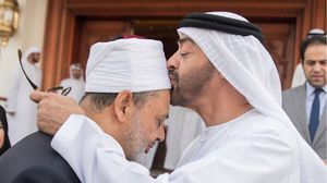 ولي عهد أبو ظبي محمد بن زايد يقبل رأس الطيب خلال زيارة له إلى الإمارات- وام