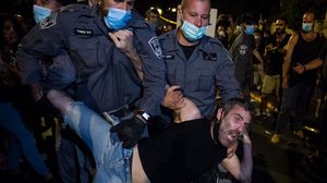 اعتدت قوات الشرطة على المستوطنين المتظاهرين وأوقفت عددا منهم- جيتي
