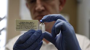 وسط تفاؤل عالمي ببدء اللقاحات دعا رئيس الحكومة البريطانية وزراءه لمناقشة سبل احتواء سلالة جديدة من كورونا- جيتي 