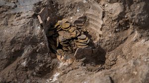الكنز النادر يضم 425 قطعة نقدية ذهبية من فترة الخلافة العباسية ويعود تاريخها إلى ما يقرب من 1100 عام- الآثار الإسرائيلية