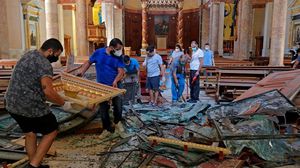 شبان يزيلون أضرارا بالغة لحقت بإحدى كنائس بيروت- جيتي