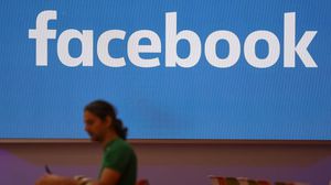 فيسبوك تشن بين حين وآخر حملات ضد الجيوش الإلكترونية- جيتي