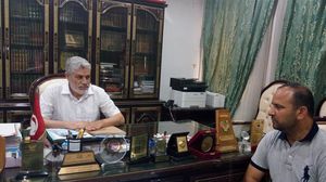الدكتور هشام قريسة، رئيس جامعة الزيتونة يتحدث للزميل الحسين بن عمر- (عربي21) 