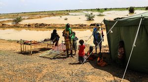 عشرات الأسر السودانية تفترش "الأسفلت" بسبب السيول- الأناضول