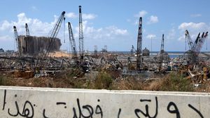 لبنانيون خطوا عبارات تتهم الحكومة بالتسبب بكارثة بيروت- جيتي