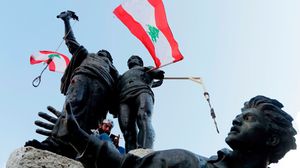 اللبنانيون علقوا مشانق على تماثيل ساحة الشهداء وسط بيروت- جيتي