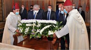 لابيد خلال وضعه الزهور على قبر ملك المغرب الراحل- تويتر