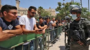 مقدسيون يتحدون إجراءات الإغلاق في القدس- جيتي