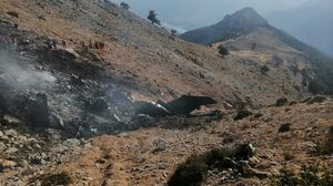 تداول مواطنون أتراك مشاهد من ولاية قهرمان مرعش التركية تظهر فيها أعمدة الدخان بعد سقوط الطائرة- الأناضول