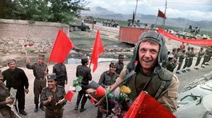 جندي سوفييتي برفقة جنود أفغان لحظة الانسحاب من أفغانستان عام 1989- جيتي