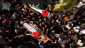 آلاف الفلسطينيين شاركوا في تشييع جثماني الشهيدين صالح عامر ورائد أبو سيف- وفا