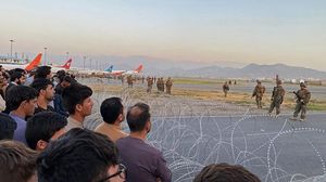 تجمهر آلاف الأفغان في المطار أملا في اللحاق بأي طائرة تغادر البلاد- جيتي
