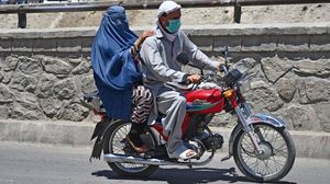 سيدة أفغانية ترتدي البرقع مع زوجها في كابول- جيتي