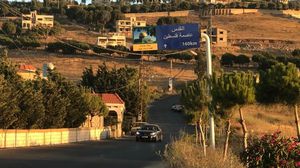 على بعد كيلومترات قليلة من الحدود اللبنانية الفلسطينية تغرق مدينة "بنت جبيل" الشهيرة بالأعلام الفلسطينية واللبنانية- عربي21