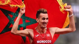 العداء الكروج آخر من منح المغرب ذهبية أولمبية عندما توج في أثينا 2004 بذهيبتي 1500م و5000م - TOKYO2020/ تويتر