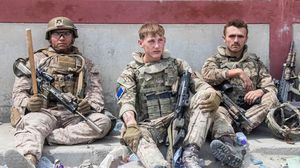 جنود بريطانيون في مطار كابول قبل الانسحاب النهائي- جيتي