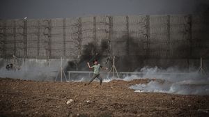 تساءلت الصحيفة: "ماذا ستفعل إسرائيل في حالة عشرات المصابين على الجدار في وقت اجتماع بايدن وبينيت"- جيتي