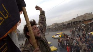 جندي من التحالف الشمالي يحتفل بالنصر على طالبان في كابول في نوفمبر 2001- نيويورك تايمز