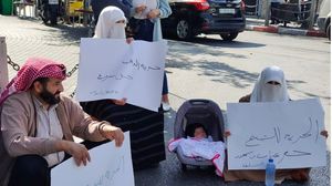 تظمت عائلات معتقلين سياسيين وقفة على دوار المنارة وسط رام الله، رفضا للاعتقال السياسي- تويتر
