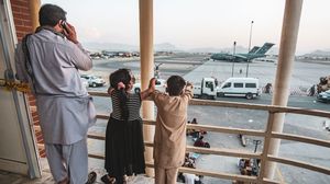 العديد من الأفغان المنفصلين عن عائلاتهم ومحاميهم اشتكوا من عدم وجود عملية واضحة لإخراج أولئك الذين تركوا داخل البلاد- جيتي