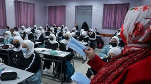 مدرسة فلسطينية توزع كمامات على الطالبات مع بدء العالم الدراسي- جيتي