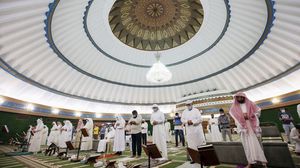 تداولت مواقع كويتية فيديو يظهر رجلا يرفع الأذان داخل مسجد وهو يرتدي "شورت" قصيرا- جيتي