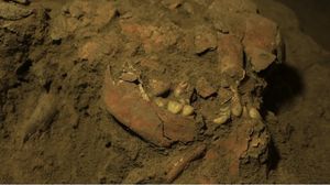 عظام مراهقة في جزيرة إندونيسية