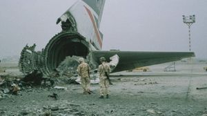"بي بي سي" تنشر صورة لبقايا طائرة الخطوط الجوية البريطانية بعد تدميرها في مطار الكويت