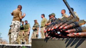 جنود أوكرانيون يتدربون على الأسلحة الرشاشة- صفحة الجيش الأوكراني عبر تويتر