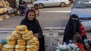 دفعت موجات الغلاء المتتالية التي تجتاح الأسواق المصرية العديد من الأسر إلى حافة الفقر- موقع صندوق النقد الدولي