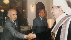 فيصل جلول مع الشيخ الأحمر في باريس وفي الصورة  علي عبد السلام التريكي وزير الخارجية الليبي السابق.