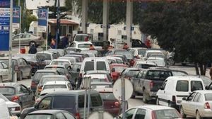 عطلت الطوابير أمام محطات الوقود حركة المرور في مناطق من العاصمة تونس- تويتر