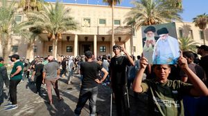 مؤيدون للصدر يحملون صوره داخل القصر الجمهوري في بغداد- جيتي