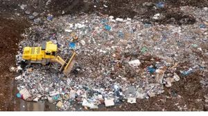 مكب نفايات نيوبورت الذي يحوي آلاف الأطنان من النفايات المضغوطة التي تجمعت في الموقع منذ عقود- جيتي