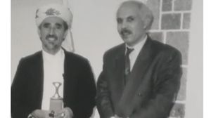 تولى الشيخ عبد الله الأحمر مشيخة حاشد في العام 1959 (عربي21)