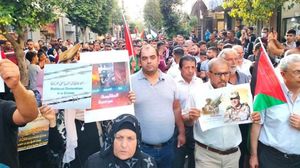 هتف المشاركون في الوقفة لقادة فصائل المقاومة في غزة- عربي21