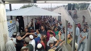 رفع مستوطنون أعلام دولة الاحتلال خلال اقتحامهم لباحات المسجد الأقصى - تويتر