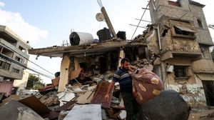 واصل الاحتلال استهداف منازل المدنيين حيث تعرضت مئات المنازل لأضرار نتيجة القصف- جيتي