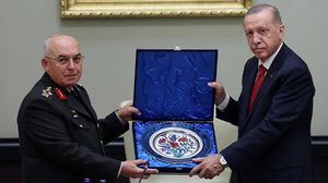 قائد القوات البرية التركية طلب معانقة الرئيس أردوغان قبل تقاعده - الأناضول 