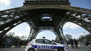 طوقت الشرطة الفرنسية برج إيفل بعد إنذار أمني بوجود قنبلة في داخله - إكس