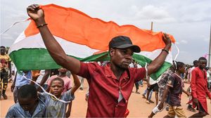 ردد المتظاهرون شعارات "النيجر جارتنا.. والحرب ضد النيجر ظلم"- جيتي