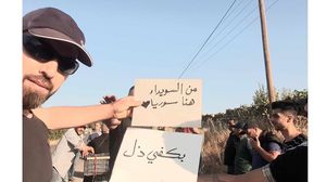  وقف شباب السويداء وشباب حوران للمطالبة برحيل الأسد ورفعوا شعارات الثورة الأولى "ارحل يا بشار"