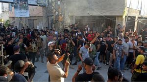 عناصر من حركة فتح يطلقون النار في الهواء خلال جنازة قيادات في مخيم عين الحلوة- جيتي 