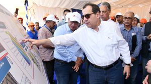 وزير البترول المصري طارق الملا خلال استعراض لموقع الحقل المكتشف- صفحة الوزارة فيسبوك